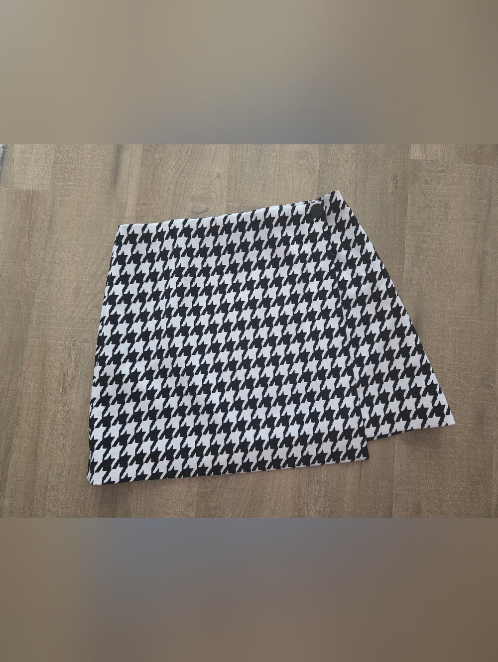 Alice + Olivia Renna Houndstooth Wrap Mini Skirt Black White Size 10 (E15)